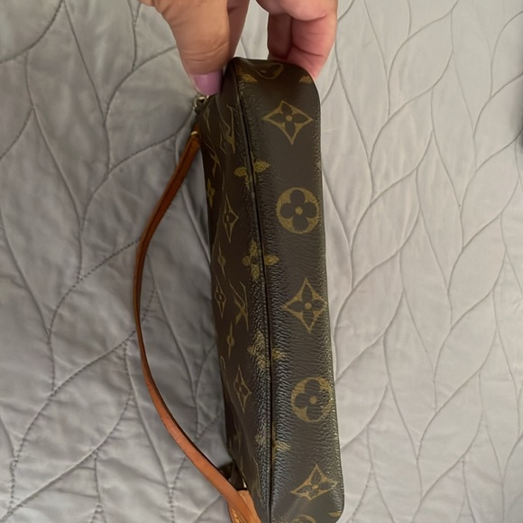 Authentic Louis Vuitton Pochette
bag is in excellent preowned condition - Picture 5 of 7